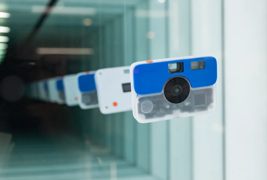 Rolling Square bünyesindeki yeni kardeş marka Await de heyecan verici. Await, henüz başlangıç ​​aşamasında olsa da, çeşitli renklerde sunulan retro bir dijital fotoğraf makinesini CES 2026'da tanıttı.