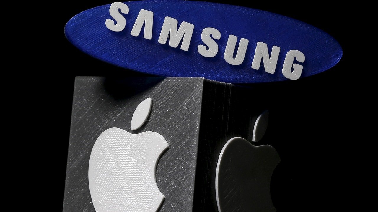 Apple ve Samsung logolarını bir arada gösteren kapak görseli, iki teknoloji devi arasındaki rekabeti simgeliyor.