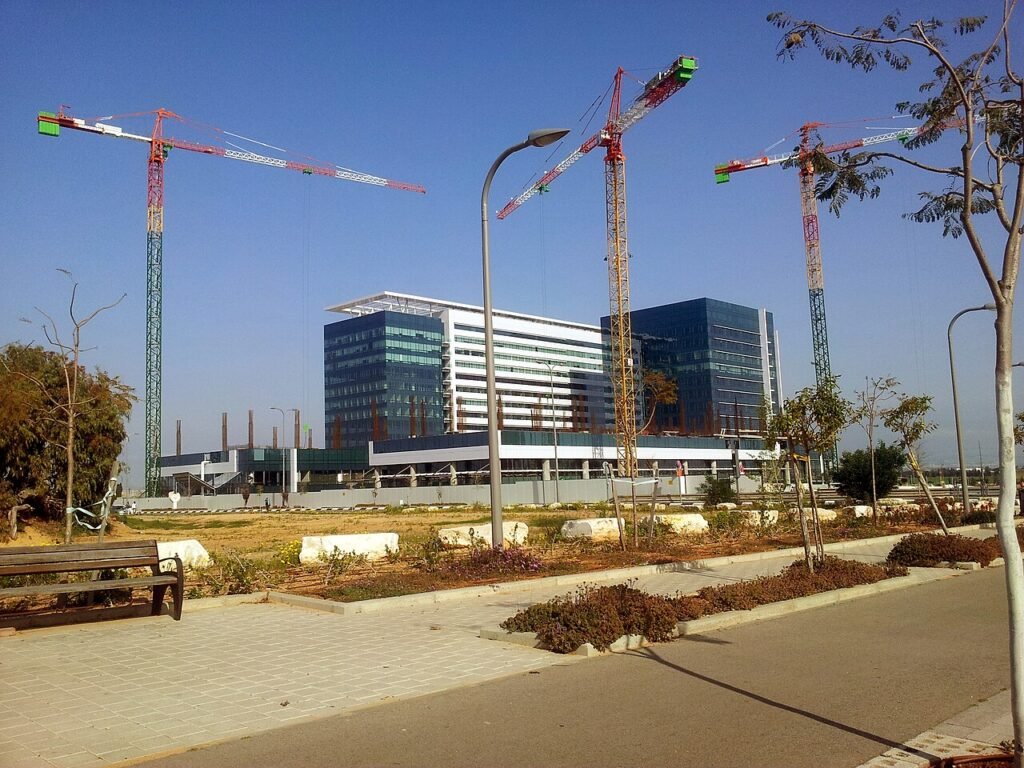 Holon Azrieli Merkezi, Sapiens'in karargahı.