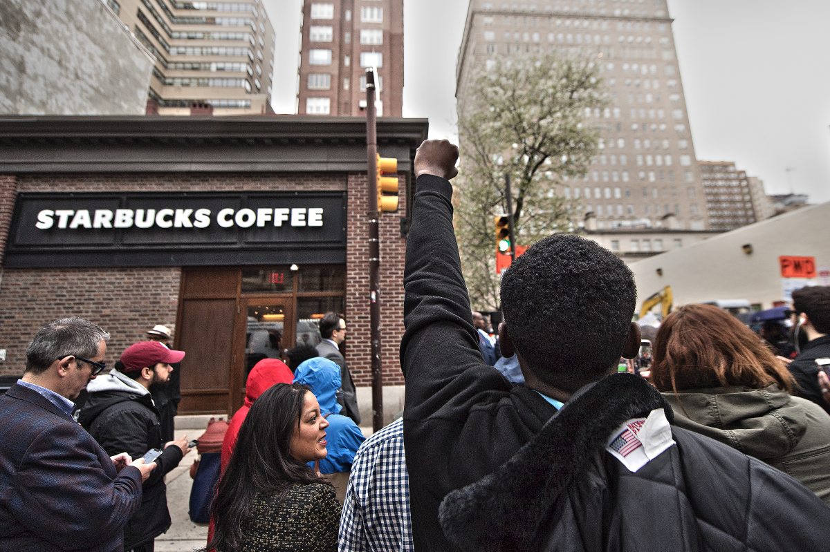 starbucks-krizi Starbucks 2018 krizinde de bir çok kişiyi işten çıkarmış ve protestolarla karşılaşmıştı.